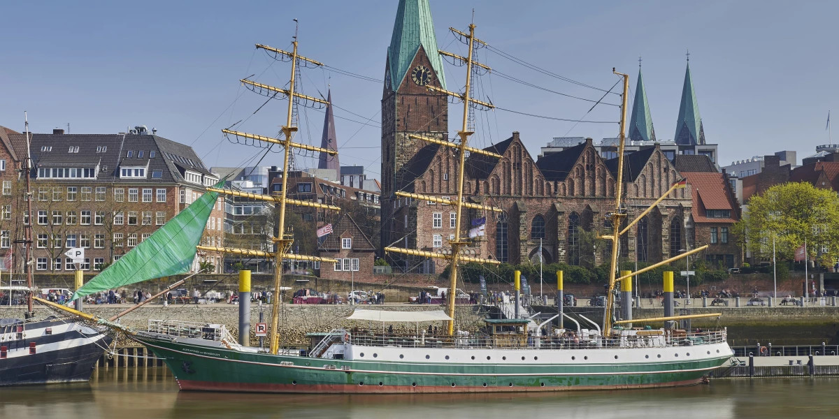 Alexander von Humboldt - Das Schiff GmbH & CO. KG